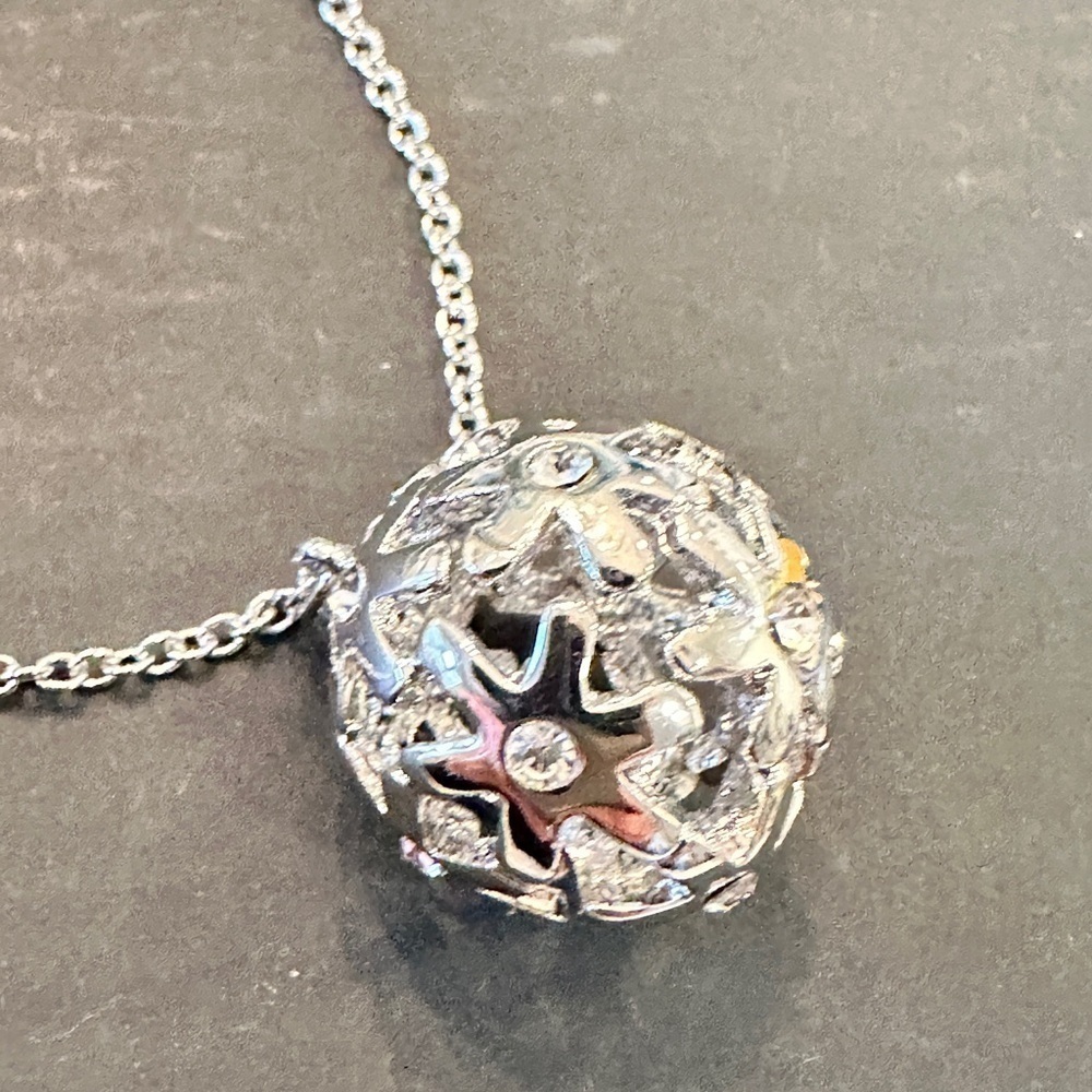 Guess Silver Flower/Crystal Necklace - NWT